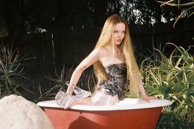 Dove Cameron en french girl
